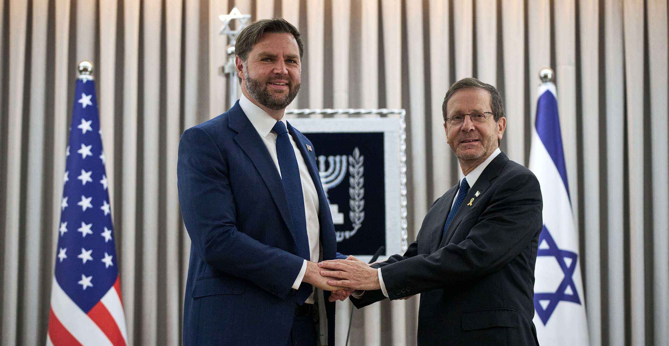 "אמרתי לו 'היינו פה לפני כולם'". הנשיא הרצוג עם סגן נשיא ארה"ב ג'יי־די ואנס בביקורו בישראל | EPA "אמרתי לו 'היינו פה לפני כולם'". הנשיא הרצוג עם סגן נשיא ארה"ב ג'יי־די ואנס בביקורו בישראל | EPA