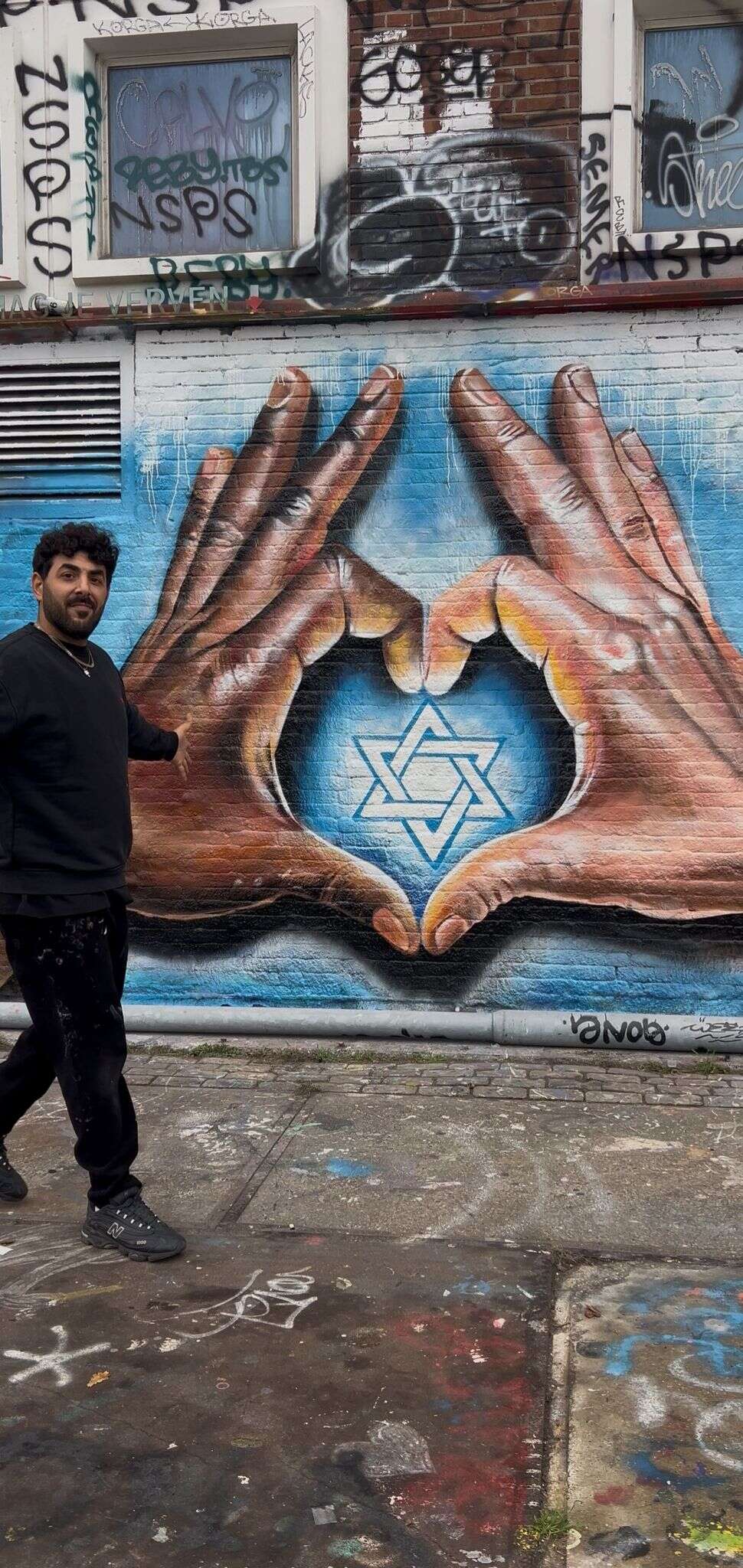 ציור הקיר שציירו בני הזוג באמסטרדם במקום צלבי הקרס | הודיה שובל ציור הקיר שציירו בני הזוג באמסטרדם במקום צלבי הקרס | הודיה שובל