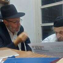 הרב לנדו עובר עם פרידמן על שער יתד נאמן שהציג את מכתבו לבני הישיבות בטרם הפרסום | צילום: אריה לייב אברמס, פלאש 90 הרב לנדו עובר עם פרידמן על שער יתד נאמן שהציג את מכתבו לבני הישיבות בטרם הפרסום | צילום: אריה לייב אברמס, פלאש 90
