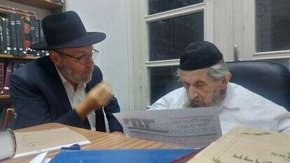 הרב לנדו עובר עם פרידמן על שער יתד נאמן שהציג את מכתבו לבני הישיבות בטרם הפרסום | צילום: אריה לייב אברמס, פלאש 90