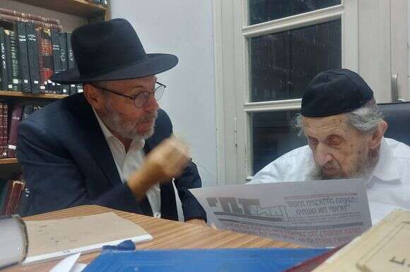 "השם יתברך יצילנו מידם". הרב לנדו עובר עם פרידמן על שער יתד נאמן שהציג את מכתבו לבני הישיבות בטרם הפרסום | צילום: אריה לייב אברמס, פלאש 90