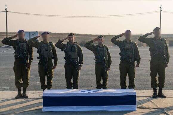 הדר גולדין הי"ד שב לישראל. במרכז התמונה - תא"ל ארז אלקבץ ראש מטה פיקוד דרום, מג"ד 13 בצוק איתן. מימינו תא"ל ברק חירם, מאוג עזה. מטושטשים בתמונה - מח"ט גבעתי, מח"ט דרומית | דובר צה"ל הדר גולדין הי"ד שב לישראל. במרכז התמונה - תא"ל ארז אלקבץ ראש מטה פיקוד דרום, מג"ד 13 בצוק איתן. מימינו תא"ל ברק חירם, מאוג עזה. מטושטשים בתמונה - מח"ט גבעתי, מח"ט דרומית | דובר צה"ל