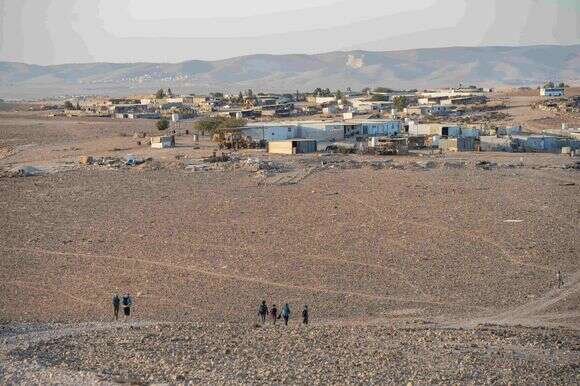 המציאות המעורערת זולגת אל היישובים השכנים. 
התיישבות בדואית בנגב | יניב נדב, פלאש 90