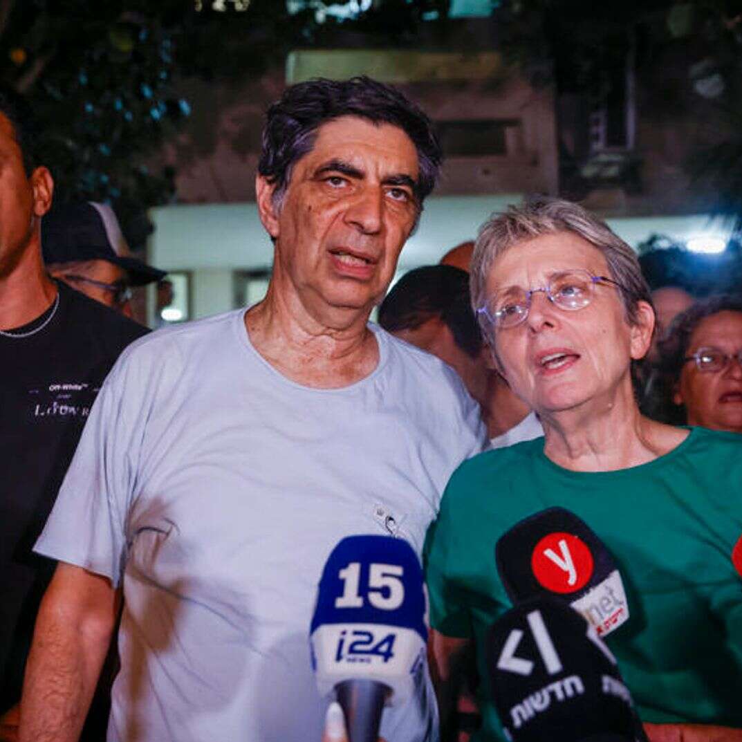 שמחה ולאה גולדין בהצהרה לתקשורת לאחר השבת ארונו של הדר | יהושע יוסף/פלאש 90 שמחה ולאה גולדין בהצהרה לתקשורת לאחר השבת ארונו של הדר | יהושע יוסף/פלאש 90