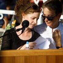 עדנה סרוסי עם לאה גולדין בהלוויתו של הדר גולדין ז"ל | באדיבות המשפחה