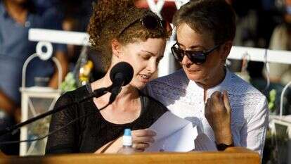 עדנה סרוסי עם לאה גולדין בהלוויתו של הדר גולדין ז"ל | באדיבות המשפחה