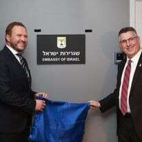 שר החוץ גדעון סער ומקבילו האסטוני מרגוס צחקנה | מסך מהטוויטר