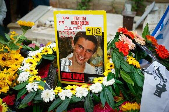 קברו של הדר גולדין ז"ל בבית העלמין בכפר סבא | חיים גולדברג, פלאש 90 קברו של הדר גולדין ז"ל בבית העלמין בכפר סבא | חיים גולדברג, פלאש 90