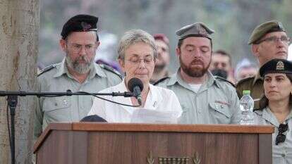 לאה גולדין בהלוויתו של בנה סגן הדר גולדין הי"ד | אלון גלבוע