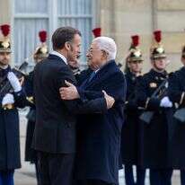 פגישת מקרון אבו-מאזן | EPA/CHRISTOPHE PETIT TESSON