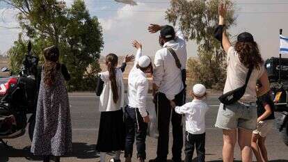 אזרחים סמוך לקיבוץ רעים צופים במסוק עם חטופים ששבו לישראל | AFP אזרחים סמוך לקיבוץ רעים צופים במסוק עם חטופים ששבו לישראל | AFP