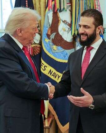 נשיא ארה"ב דונלד טראמפ (משמאל) לוחץ את ידו של נשיא סוריה אחמד א-שרע בבית הלבן בוושינגטון שלשום | AFP