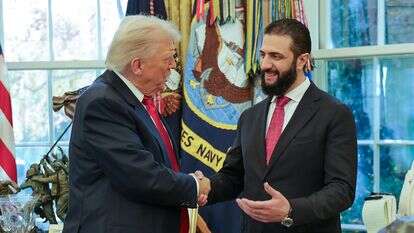 נשיא ארה"ב טראמפ ונשיא סוריה אל-ג'ולאני נפגשים בבית הלבן | SANA / AFP נשיא ארה"ב טראמפ ונשיא סוריה אל-ג'ולאני נפגשים בבית הלבן | SANA / AFP