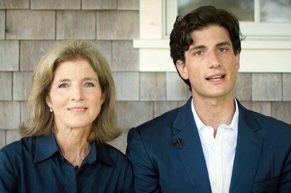 ג'ק שלוסברג ואימו קרוליין קנדי | AP ג'ק שלוסברג ואימו קרוליין קנדי | AP