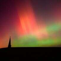 זוהר הקוטב הצפוני, המכונה גם זוהר הצפון, מאיר את שמי הלילה מול אגם מישיגן ומגדלור סנט ג'וזף | AP זוהר הקוטב הצפוני, המכונה גם זוהר הצפון, מאיר את שמי הלילה מול אגם מישיגן ומגדלור סנט ג'וזף | AP