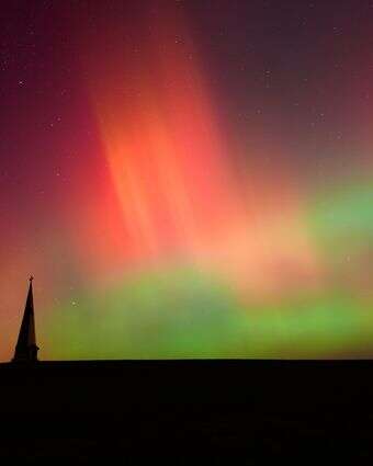 זוהר הקוטב הצפוני, המכונה גם זוהר הצפון, מאיר את שמי הלילה מול אגם מישיגן ומגדלור סנט ג'וזף | AP זוהר הקוטב הצפוני, המכונה גם זוהר הצפון, מאיר את שמי הלילה מול אגם מישיגן ומגדלור סנט ג'וזף | AP