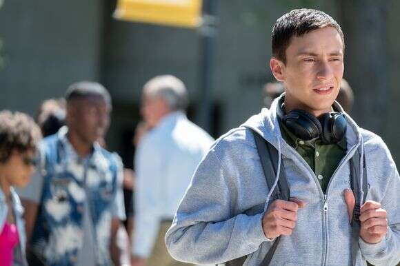 לפעמים מבין חלקית ובאיחור, אבל לפעמים מבין טוב מכולם. דמותו של צעיר על הרצף האוטיסטי בסדרה "לא טיפוסי" | באדיבות נטפליקס לפעמים מבין חלקית ובאיחור, אבל לפעמים מבין טוב מכולם. דמותו של צעיר על הרצף האוטיסטי בסדרה "לא טיפוסי" | באדיבות נטפליקס