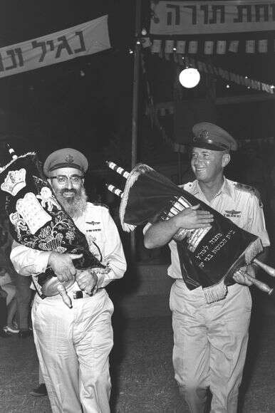 נענה לבקשת הרמטכ"ל. הרב שלמה גורן עם רב־אלוף יצחק רבין, 1966 | משה מילנר, לע"מ נענה לבקשת הרמטכ"ל. הרב שלמה גורן עם רב־אלוף יצחק רבין, 1966 | משה מילנר, לע"מ