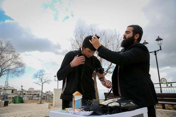 "איך נוצר הצורך לגרום לגברים ברחוב להניח תפילין". דוכן להנחת תפילין בצפת | דוד כהן, פלאש 90 "איך נוצר הצורך לגרום לגברים ברחוב להניח תפילין". דוכן להנחת תפילין בצפת | דוד כהן, פלאש 90