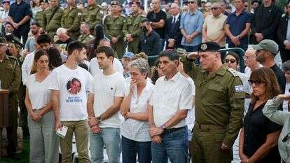 משפחת גולדין והרמטכ"ל אייל זמיר בהלווייתו של הדר, השבוע | חיים גולדברג, פלאש 90 משפחת גולדין והרמטכ"ל אייל זמיר בהלווייתו של הדר, השבוע | חיים גולדברג, פלאש 90