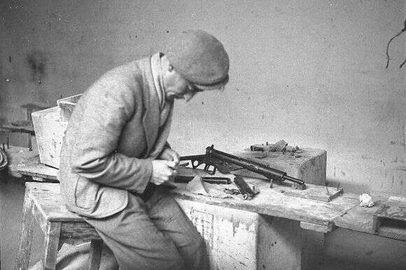 רובה אחד לכל שלושה לוחמים. איש ההגנה מנקה את נשקו בעמדה בגבול תל־אביב־יפו, 1947 | אוסף מיתר, האוסף הלאומי לתצלומים ע"ש משפחת פריצקר, הספרייה הלאומית, צילום כרמי בוריס רובה אחד לכל שלושה לוחמים. איש ההגנה מנקה את נשקו בעמדה בגבול תל־אביב־יפו, 1947 | אוסף מיתר, האוסף הלאומי לתצלומים ע"ש משפחת פריצקר, הספרייה הלאומית, צילום כרמי בוריס