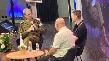 החטופים השבים שלומי זיו ומקסים הרקין בשיחה עם תא"ל זיוון אביעד-בר | ללא קרדיט