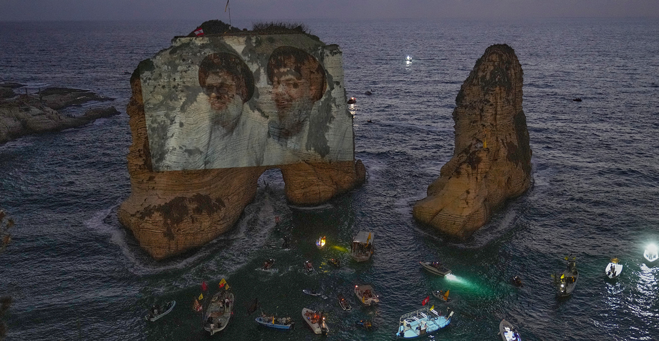 ההקרנה של תמונות נסראללה על סלע א-רושה בביירות ביום השנה לחיסולו | AP ההקרנה של תמונות נסראללה על סלע א-רושה בביירות ביום השנה לחיסולו | AP