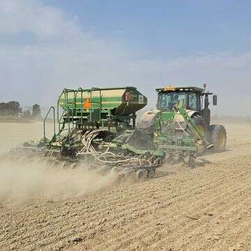זריעת גזר וחיטת חורף בשדות הגד"ש בעמק החולה | צילום וידאו וסטילס: פייסל הייב, ג"ג, החברה לפיתוח הגליל זריעת גזר וחיטת חורף בשדות הגד"ש בעמק החולה | צילום וידאו וסטילס: פייסל הייב, ג"ג, החברה לפיתוח הגליל