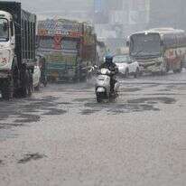 גשם ברחובות מומבאי, 2025 | EPA/DIVYAKANT SOLANKI גשם ברחובות מומבאי, 2025 | EPA/DIVYAKANT SOLANKI