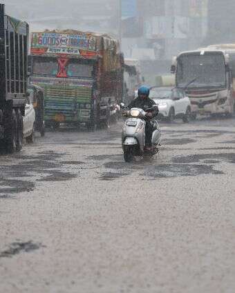 גשם ברחובות מומבאי, 2025 | EPA/DIVYAKANT SOLANKI גשם ברחובות מומבאי, 2025 | EPA/DIVYAKANT SOLANKI