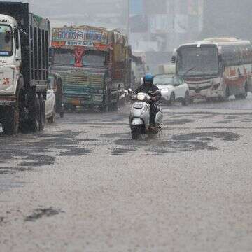 גשם ברחובות מומבאי, 2025 | EPA/DIVYAKANT SOLANKI גשם ברחובות מומבאי, 2025 | EPA/DIVYAKANT SOLANKI