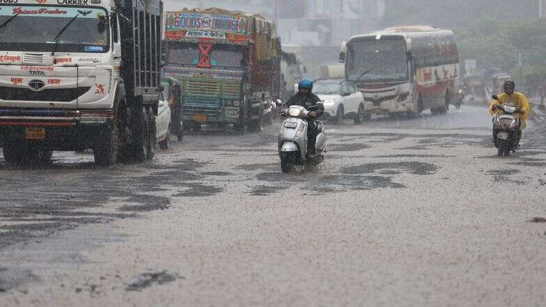 גשם ברחובות מומבאי, 2025 | EPA/DIVYAKANT SOLANKI גשם ברחובות מומבאי, 2025 | EPA/DIVYAKANT SOLANKI