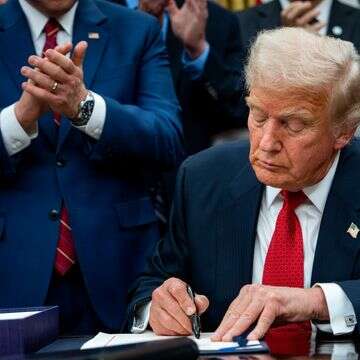 נשיא ארה"ב דונלד טראמפ חותם על ההסכם שהביא לסיום השביתה הארוכה | EPA נשיא ארה"ב דונלד טראמפ חותם על ההסכם שהביא לסיום השביתה הארוכה | EPA