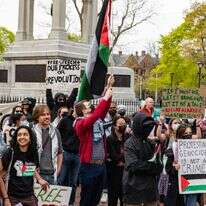 מפגינים מתאספים בקיימברידג' קומון כדי למחות על עמדת הרווארד בנוגע למלחמה בעזה ולהראות תמיכה בעם הפלסטיני, מחוץ לאוניברסיטת הרווארד בקיימברידג' | AFP מפגינים מתאספים בקיימברידג' קומון כדי למחות על עמדת הרווארד בנוגע למלחמה בעזה ולהראות תמיכה בעם הפלסטיני, מחוץ לאוניברסיטת הרווארד בקיימברידג' | AFP