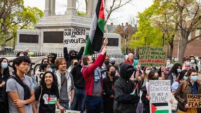 מפגינים מתאספים בקיימברידג' קומון כדי למחות על עמדת הרווארד בנוגע למלחמה בעזה ולהראות תמיכה בעם הפלסטיני, מחוץ לאוניברסיטת הרווארד בקיימברידג' | AFP מפגינים מתאספים בקיימברידג' קומון כדי למחות על עמדת הרווארד בנוגע למלחמה בעזה ולהראות תמיכה בעם הפלסטיני, מחוץ לאוניברסיטת הרווארד בקיימברידג' | AFP