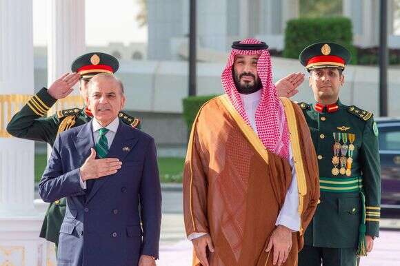 איתות לאיראן וגם אלינו. ראש ממשלת פקיסטן
שהבז שריף בביקור בריאד לצד מוחמד בן סלמן | גטי אימג'ס איתות לאיראן וגם אלינו. ראש ממשלת פקיסטן
שהבז שריף בביקור בריאד לצד מוחמד בן סלמן | גטי אימג'ס