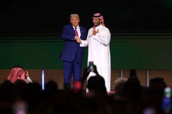 מפלרטט עם הסינים וגם עם האמריקנים. מוחמד בן סלמן עם טראמפ בריאד בחודש מאי | איי.אף.פי מפלרטט עם הסינים וגם עם האמריקנים. מוחמד בן סלמן עם טראמפ בריאד בחודש מאי | איי.אף.פי