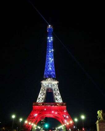 צבעי דגל הלאום הצרפתי לציון 10 שנים לפיגועי הטרור בפריז בשנת 2015 | AFP צבעי דגל הלאום הצרפתי לציון 10 שנים לפיגועי הטרור בפריז בשנת 2015 | AFP