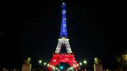 צבעי דגל הלאום הצרפתי לציון 10 שנים לפיגועי הטרור בפריז בשנת 2015 | AFP