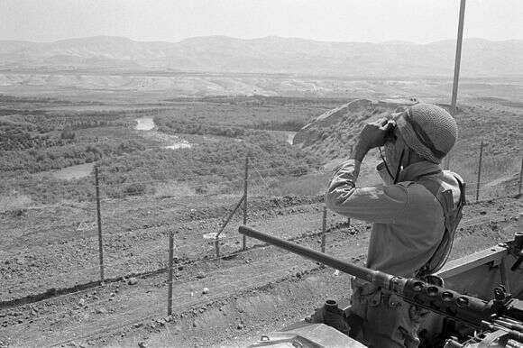 רפול הורה לפזר מאות אלפי מוקשים. חייל ישראלי משקיף לירדן מן הבקעה | דוד רובינגר, גטי אימג'ס רפול הורה לפזר מאות אלפי מוקשים. חייל ישראלי משקיף לירדן מן הבקעה | דוד רובינגר, גטי אימג'ס