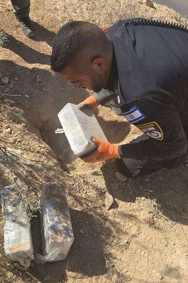 בגילוי ארגזי תחמושת שהוטמנו באדמה | דוברות המשטרה בגילוי ארגזי תחמושת שהוטמנו באדמה | דוברות המשטרה