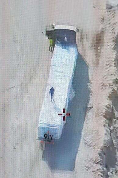 חמושי חמאס עולים על משאיות הסיוע ההומניטרי, במרחק קצר מכוחות צה”ל הפועלים במקום. | צו 9