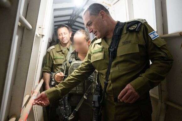 "כשאתה אוחז בשטח, האויב לא נמצא שם". הרמטכ"ל זמיר ומפקד פיקוד המרכז אבי בלוט בסיור באחד vמוצבים | דו"צ "כשאתה אוחז בשטח, האויב לא נמצא שם". הרמטכ"ל זמיר ומפקד פיקוד המרכז אבי בלוט בסיור באחד vמוצבים | דו"צ