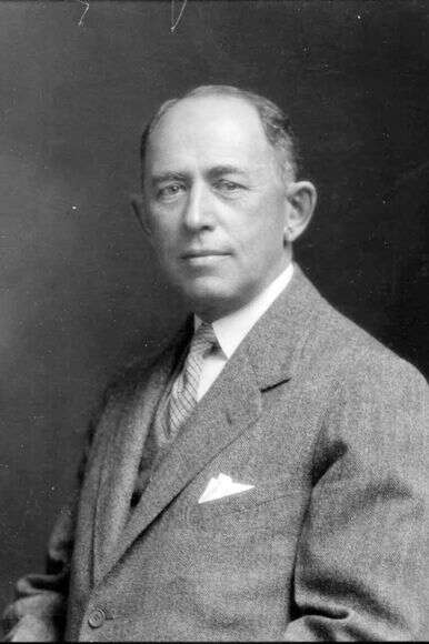 הבעלים הקפיד על חליפה ופפיון גם בחום הלוהט. משה נובומייסקי | אוסף חברת האשלג הארץ ישראלית בים המלח, ארכיון התמונות יד יצחק בן צ