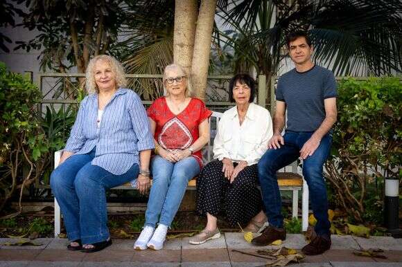 הזיכרונות נאיביים. מימין לשמאל: יואב אלון, ליאורה אלון, תמימה שנפ ונירה קמחי־עוזר | אריק סולטן