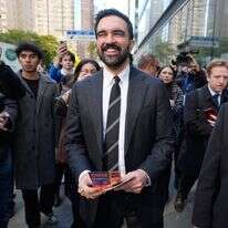 התפוח נפל רחוק דף הבית | AP התפוח נפל רחוק דף הבית | AP