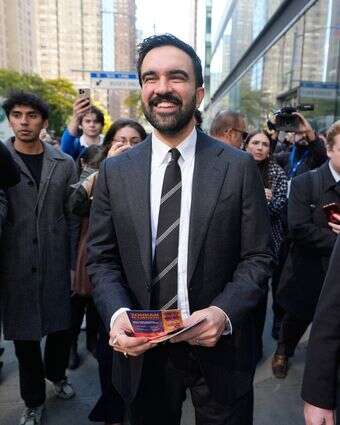 התפוח נפל רחוק דף הבית | AP התפוח נפל רחוק דף הבית | AP