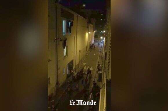 תמונה סטילס זו, שנוצרה מסרטון סמארטפון של העיתונאי הצרפתי דניאל פסני מה"לה מונד", מראה צופים נמלטים מאולם הקונצרטים באטקלאן מהדלת האחורית ומהחלונות ב-13 בנובמבר 2015, במהלך מתקפת טרור בפריז וסביבתה | AFP PHOTO / LE MONDE / DANIEL PSENNY
