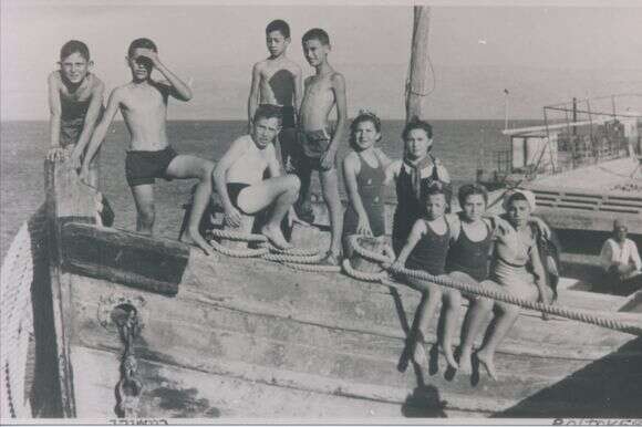 "בסופו של ליל מעקיצה של זבובי החול" שיט שלם היינו מגיעים לסדום". ילדי עובדי המפעל על אחת הסירות | אוסף חברת האשלג הארץ ישראלית בים המלח, ארכיון התמונות יד יצחק בן צבי