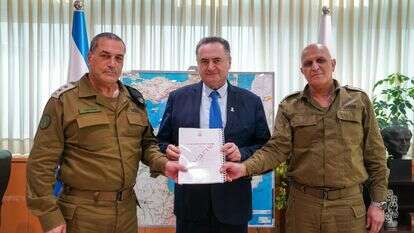 שר הביטחון כ"ץ הרמטכ"ל זמיר ואלוף
במיל' תורג'מן בקבלת דו"ח הוועדה שבחנה את תחקירי 7 באוקטובר, השבוע | אריאל חרמוני, משרד הביטחון שר הביטחון כ"ץ הרמטכ"ל זמיר ואלוף
במיל' תורג'מן בקבלת דו"ח הוועדה שבחנה את תחקירי 7 באוקטובר, השבוע | אריאל חרמוני, משרד הביטחון